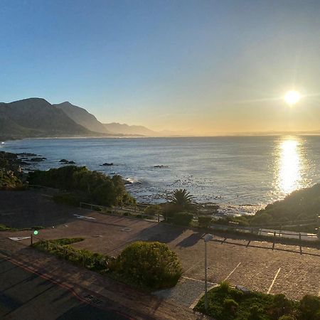 The Sun,Whales And Waves Seafront Apartment Hermanus Exterior photo