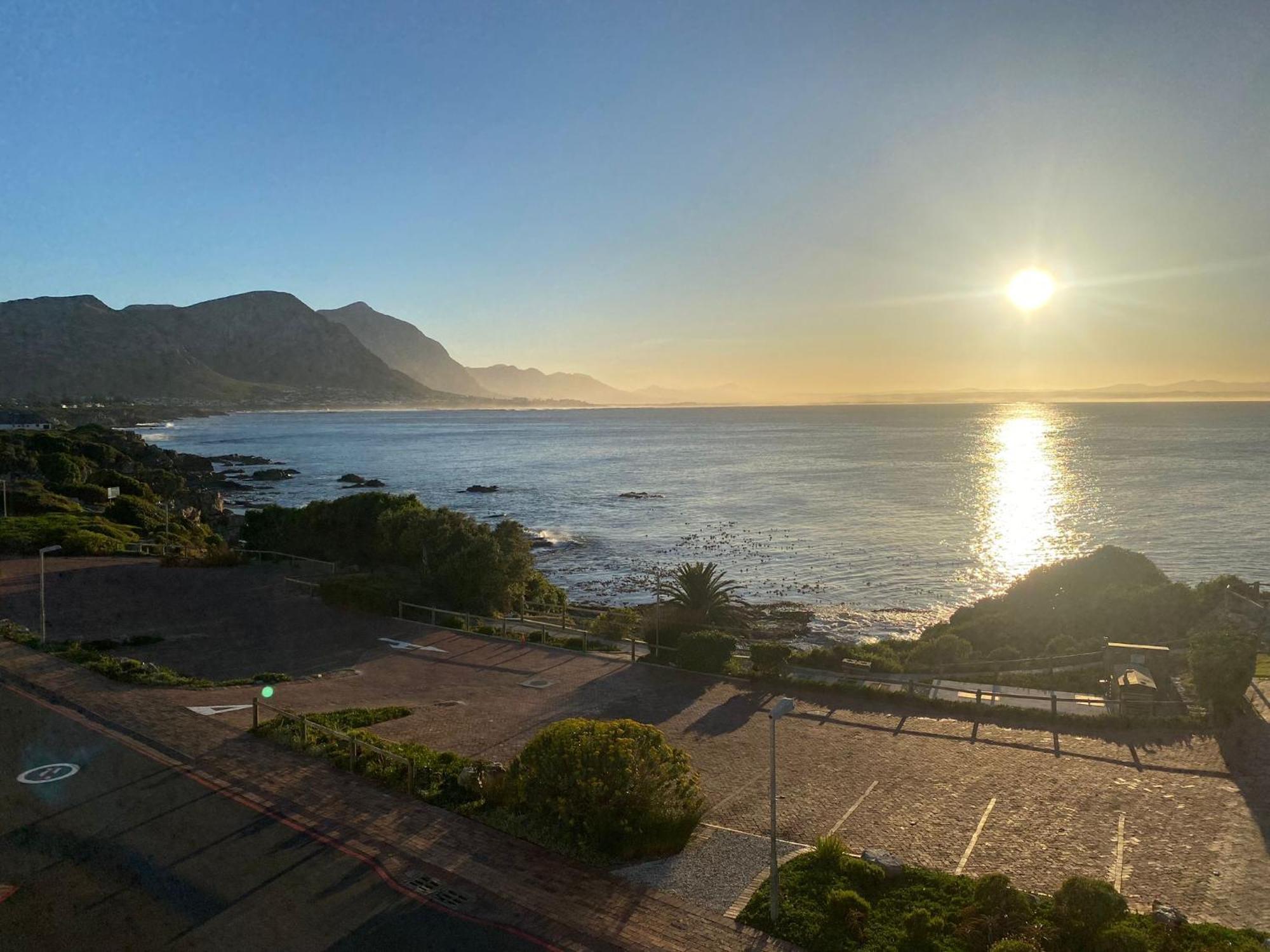 The Sun,Whales And Waves Seafront Apartment Hermanus Exterior photo