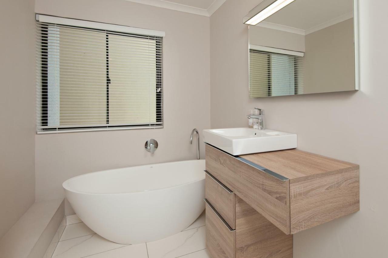 The Sun, Whales & Waves - Seafront Apartment Hermanus Exterior photo